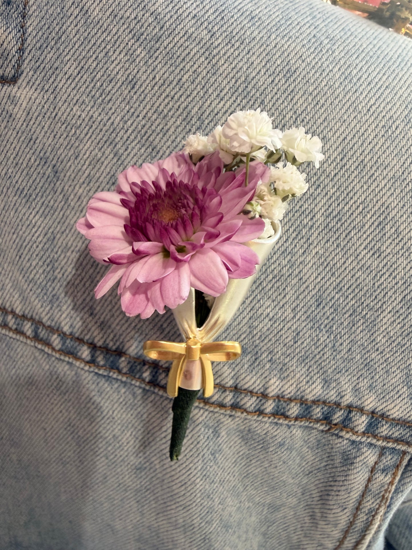 Broche Bouquet With Bow Matte