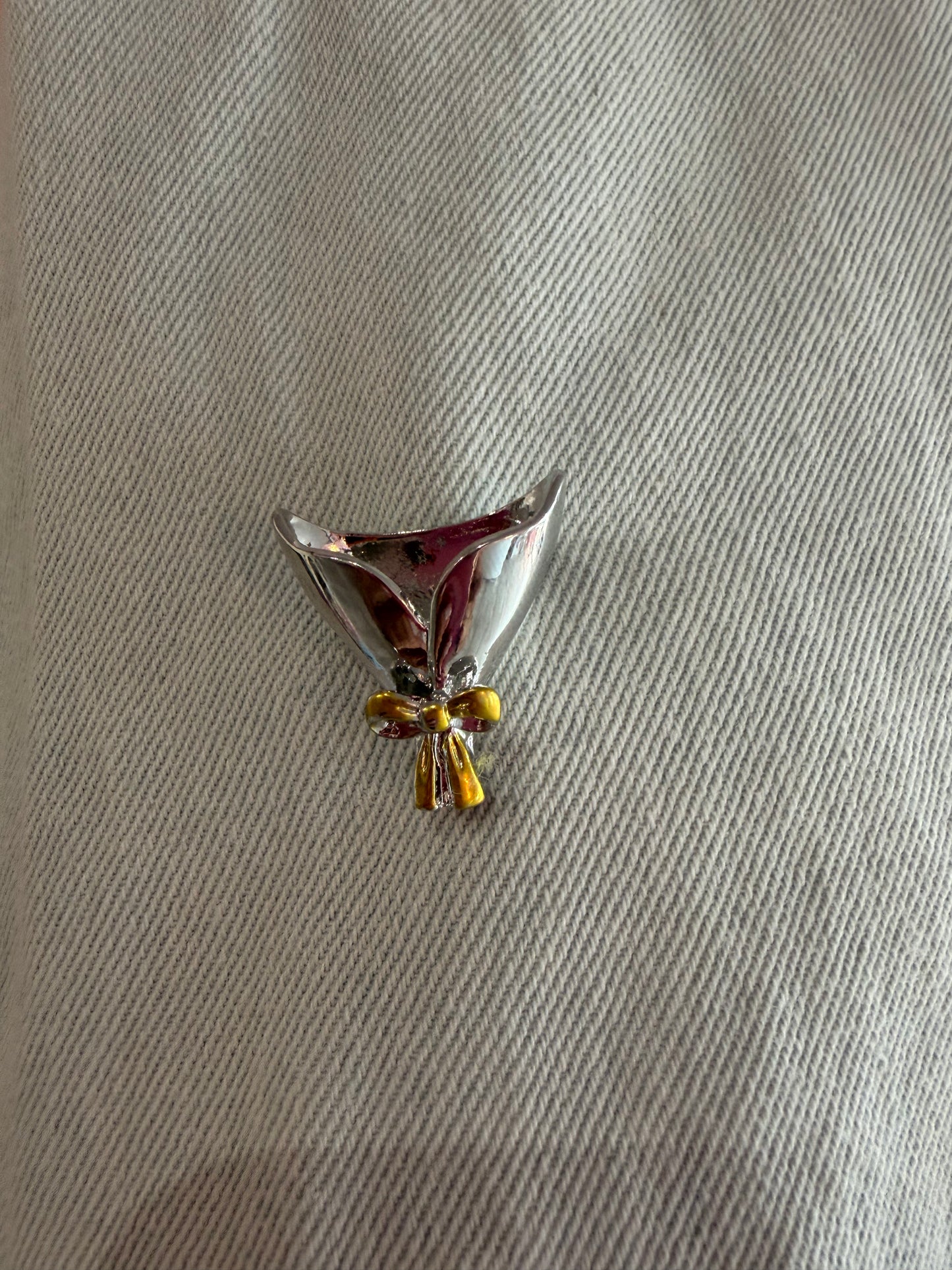Broche Small Bouquet With Bow Chrome