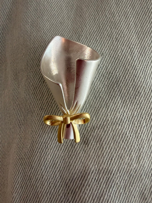 Broche Bouquet With Bow Matte