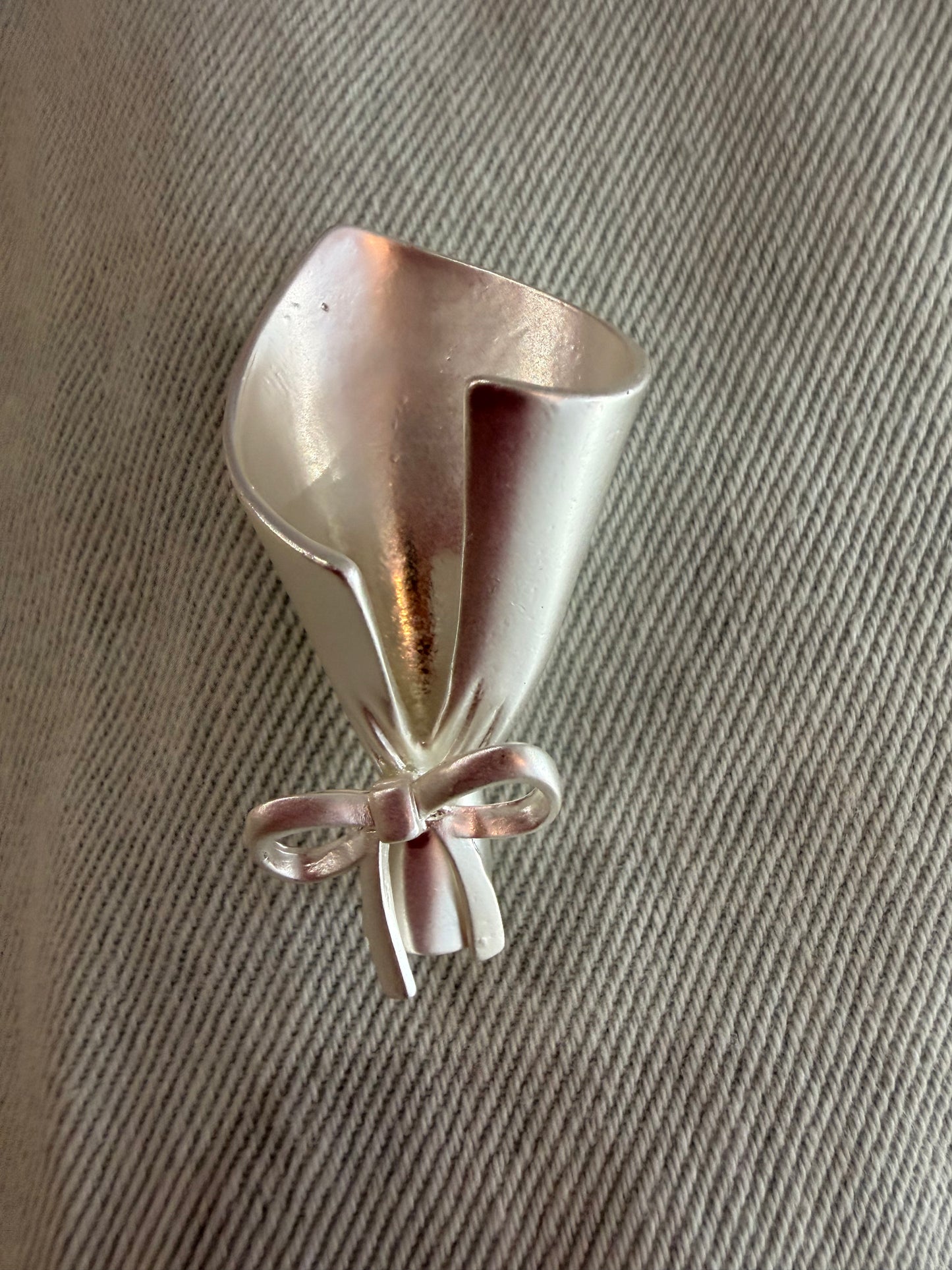 Broche Bouquet With Bow Matte